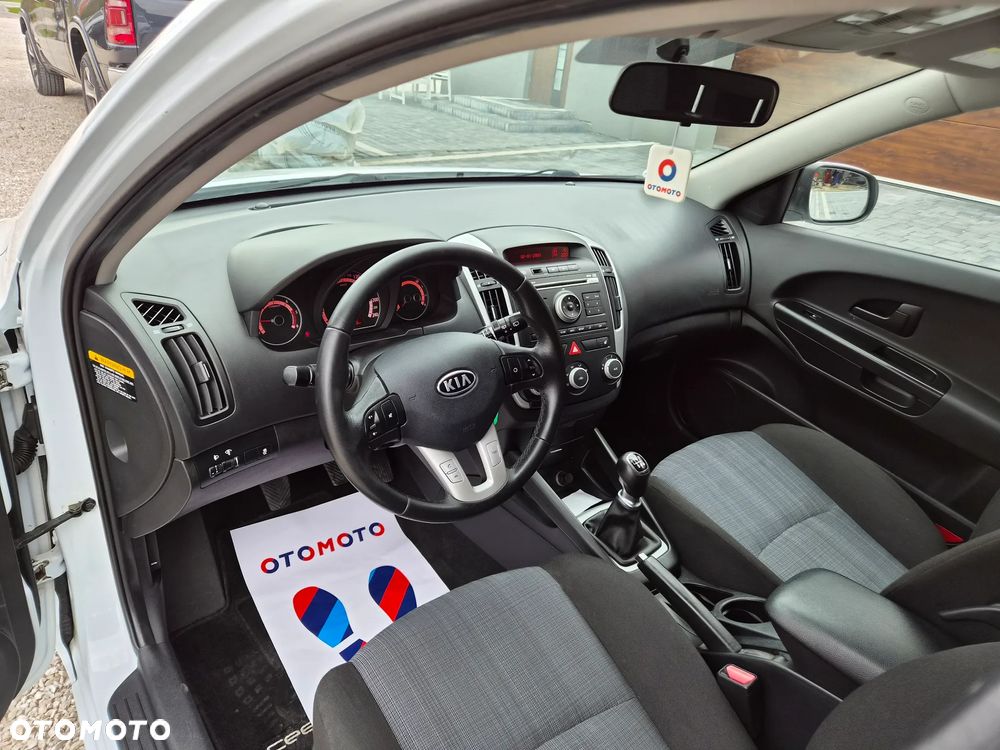 Kia Ceed - 14