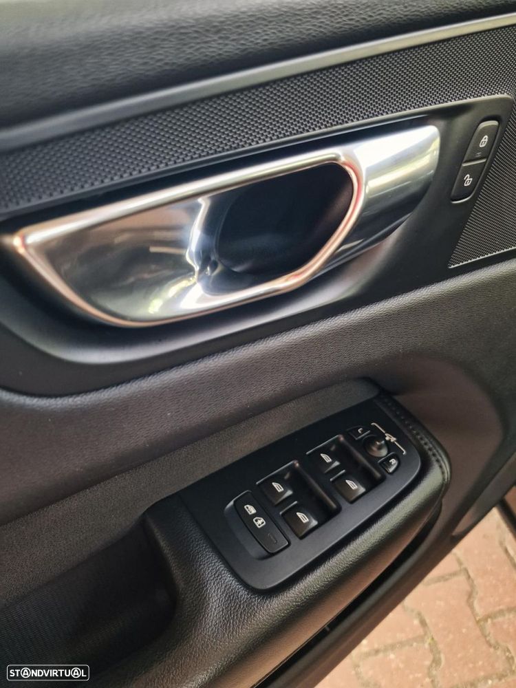 Volvo XC 60 2.0 D4 Momentum Geartronic - 12