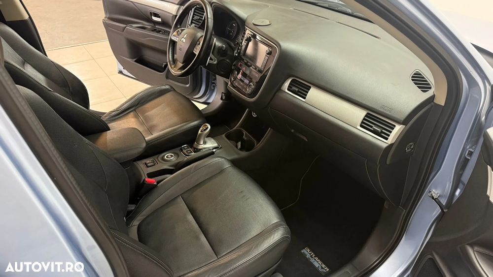 Mitsubishi Outlander 2.0 4WD Plug-In Hybrid - 8
