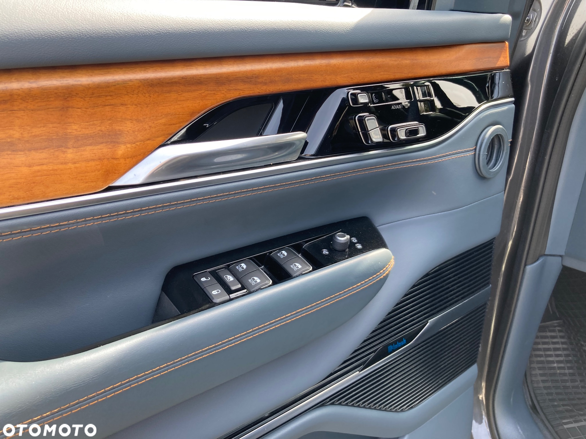 Jeep Wagoneer - 19