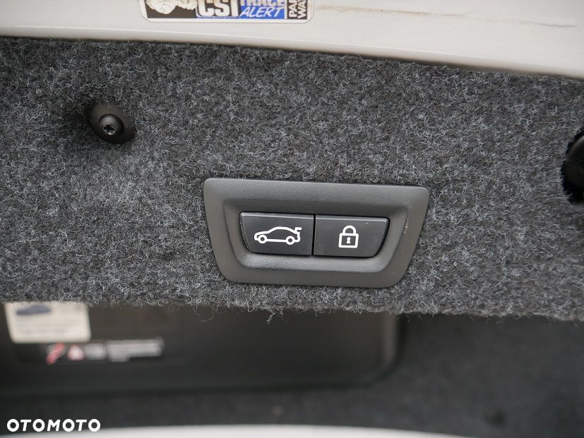 BMW Seria 5 528i xDrive Sport-Aut Luxury Line - 35