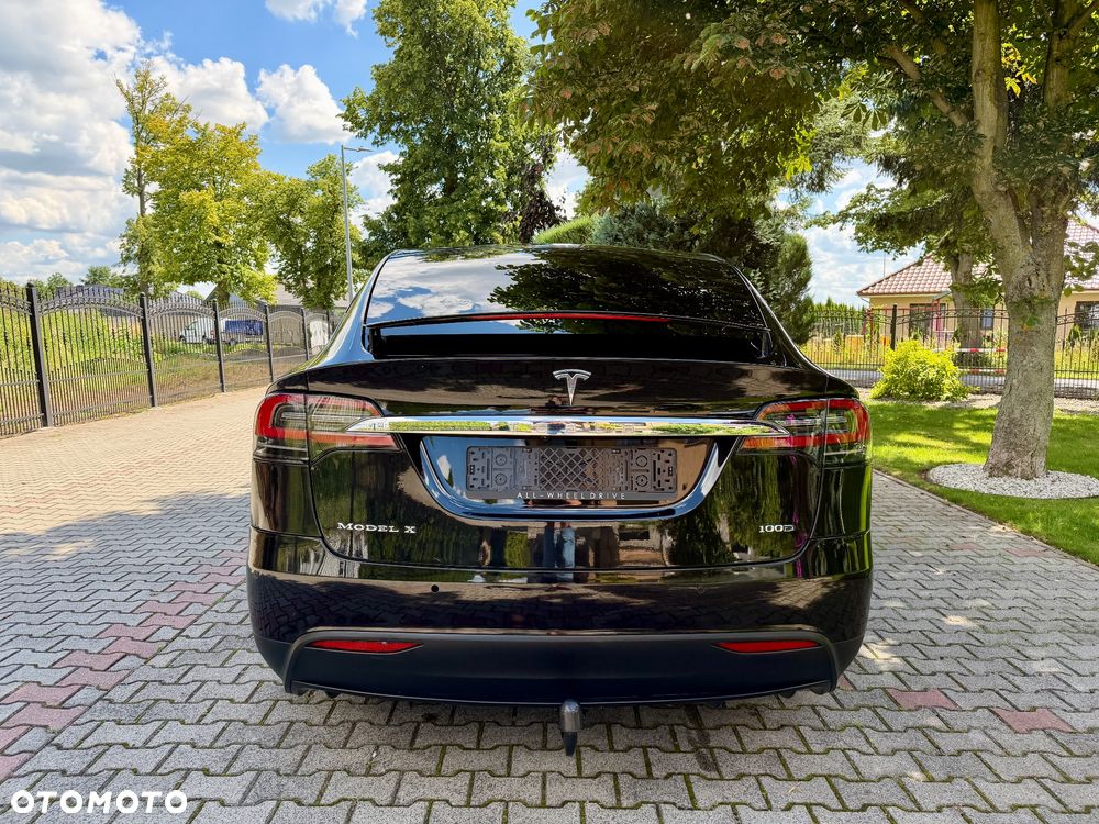 Tesla Model X - 12