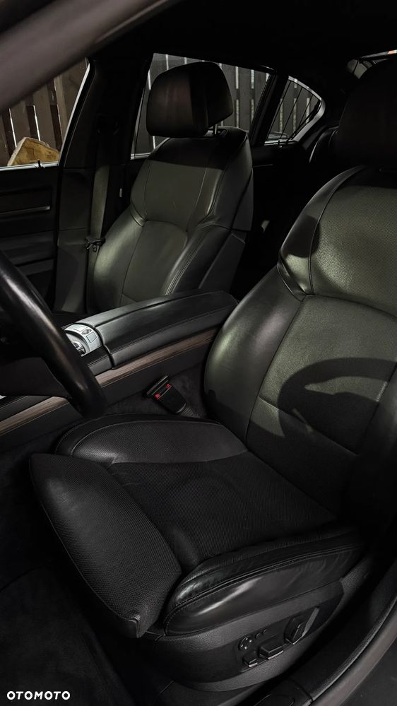 BMW Seria 7 750i xDrive - 23