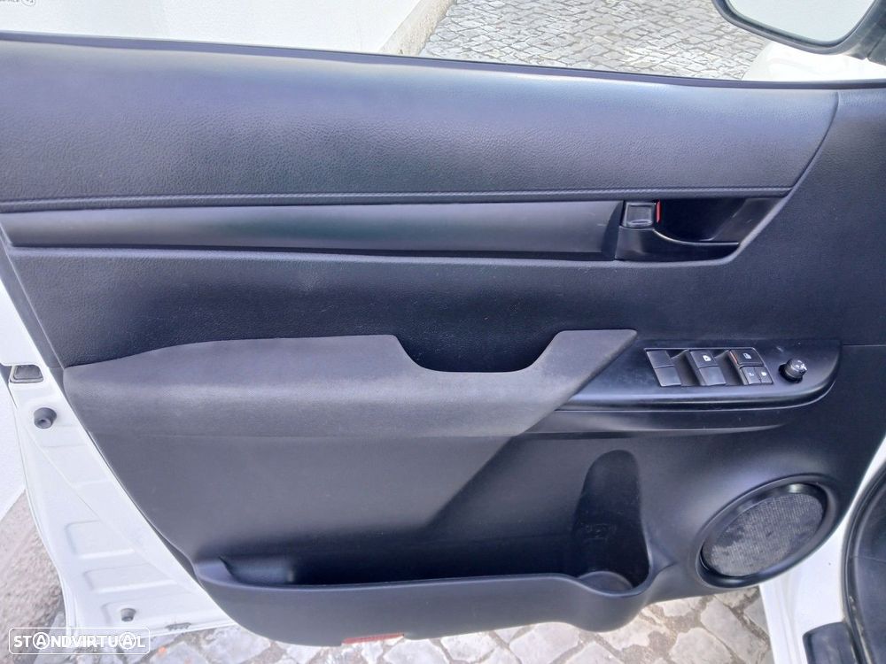 Toyota Hilux 2.4 D-4D 2WD CD - 14