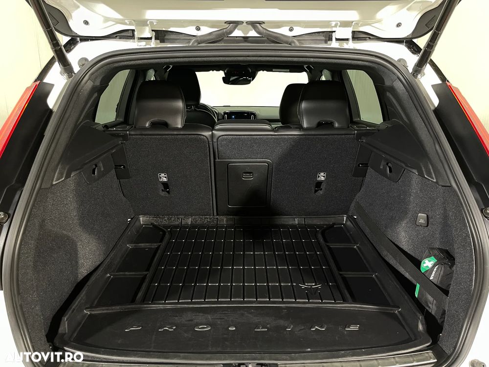 Volvo XC 40 B4 AT8 AWD Mild Hybrid R-Design - 13