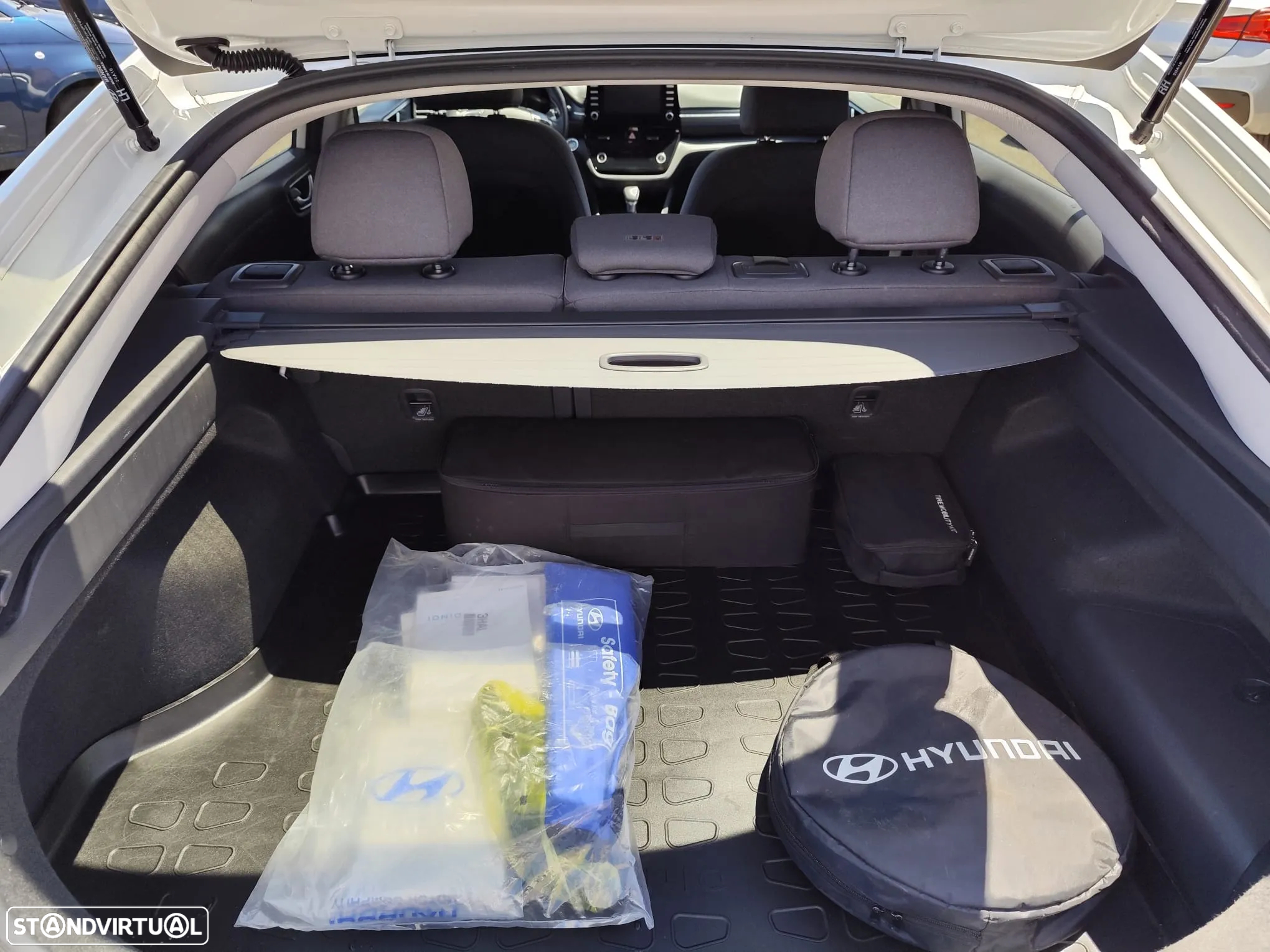 Hyundai Ioniq 1.6 GDI PHEV Tech - 13