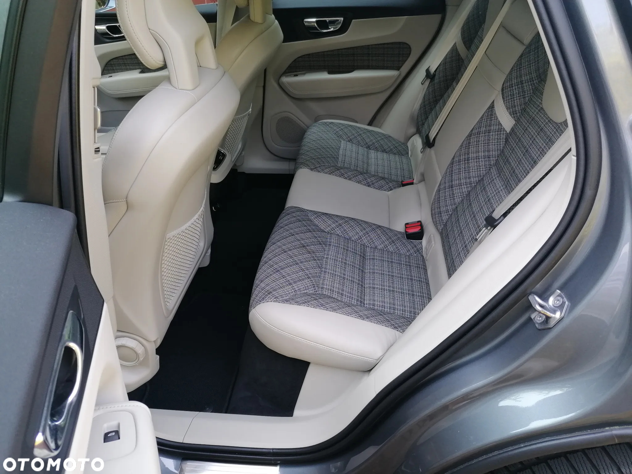 Volvo XC 60 D4 AWD Momentum - 27