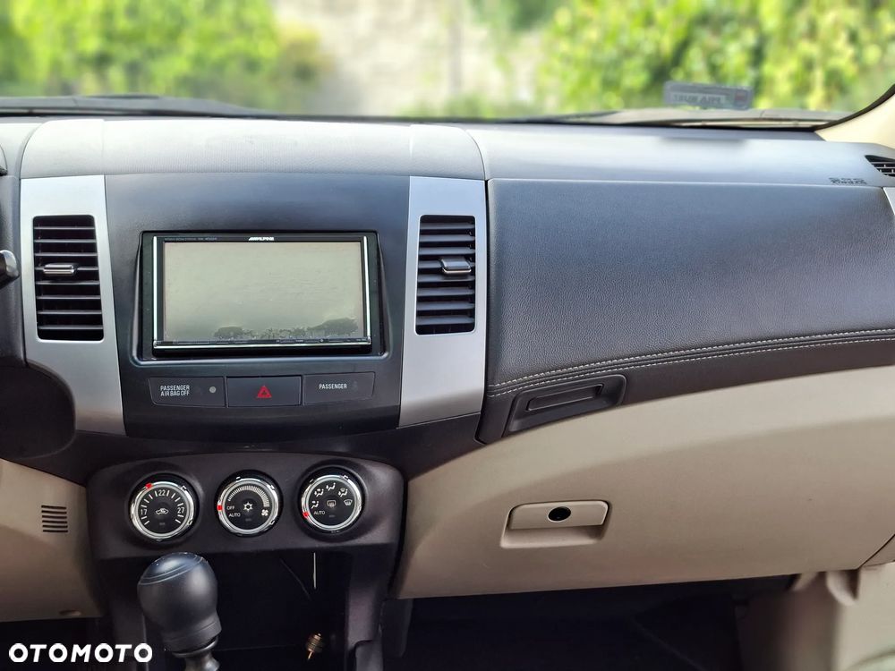 Mitsubishi Outlander 2.0 DID Instyle NAVI - 12
