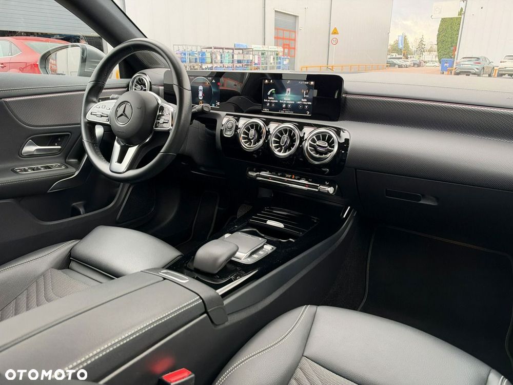 Mercedes-Benz CLA 180 7G-DCT Progressive - 20