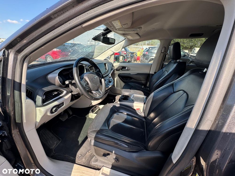 Chrysler Pacifica - 10
