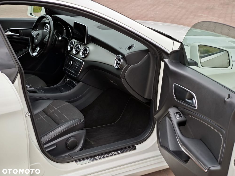 Mercedes-Benz CLA 180 7G-DCT - 22