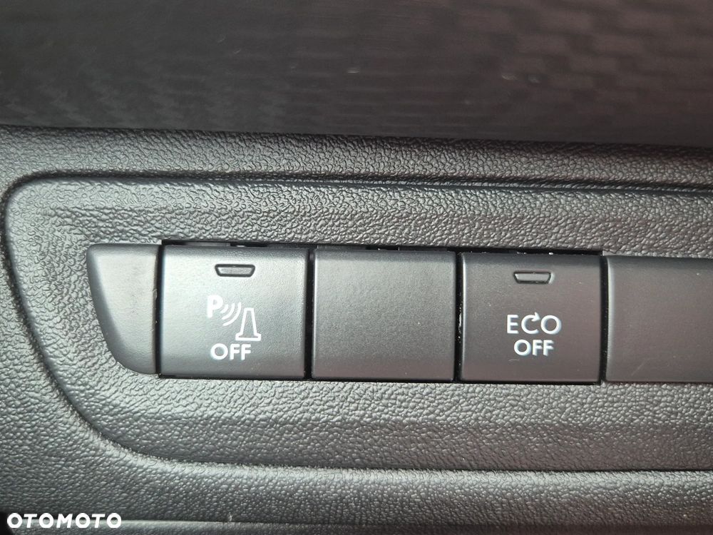 Peugeot 2008 1.2 Pure Tech Allure S&S - 25