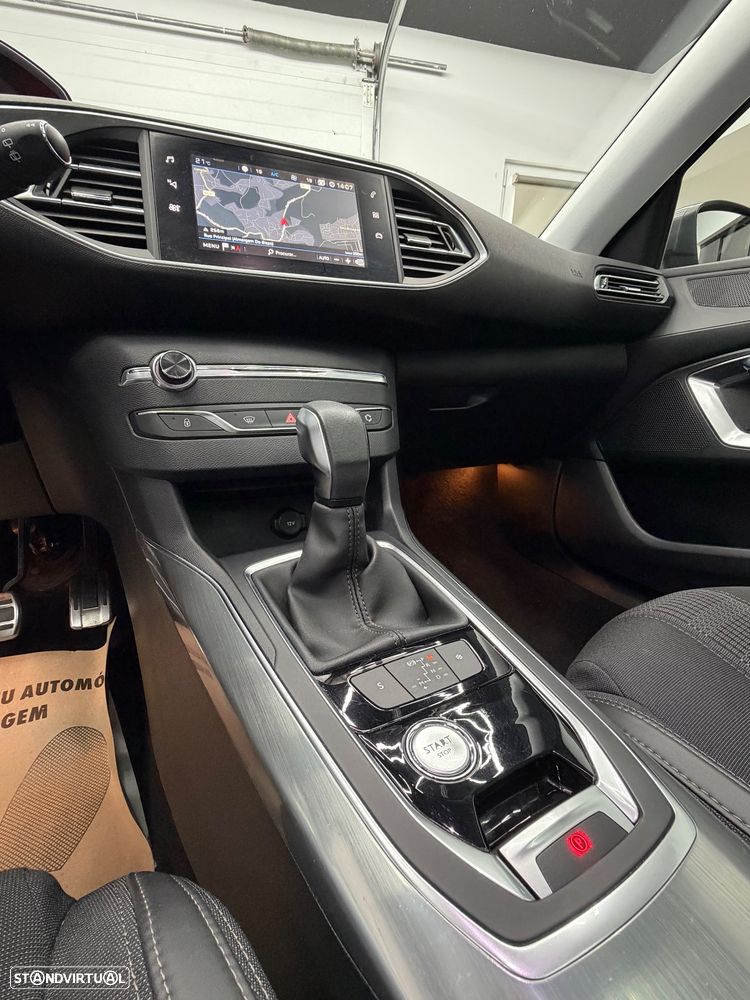 Peugeot 308 1.2 PureTech Allure Full LED EAT8 - 8