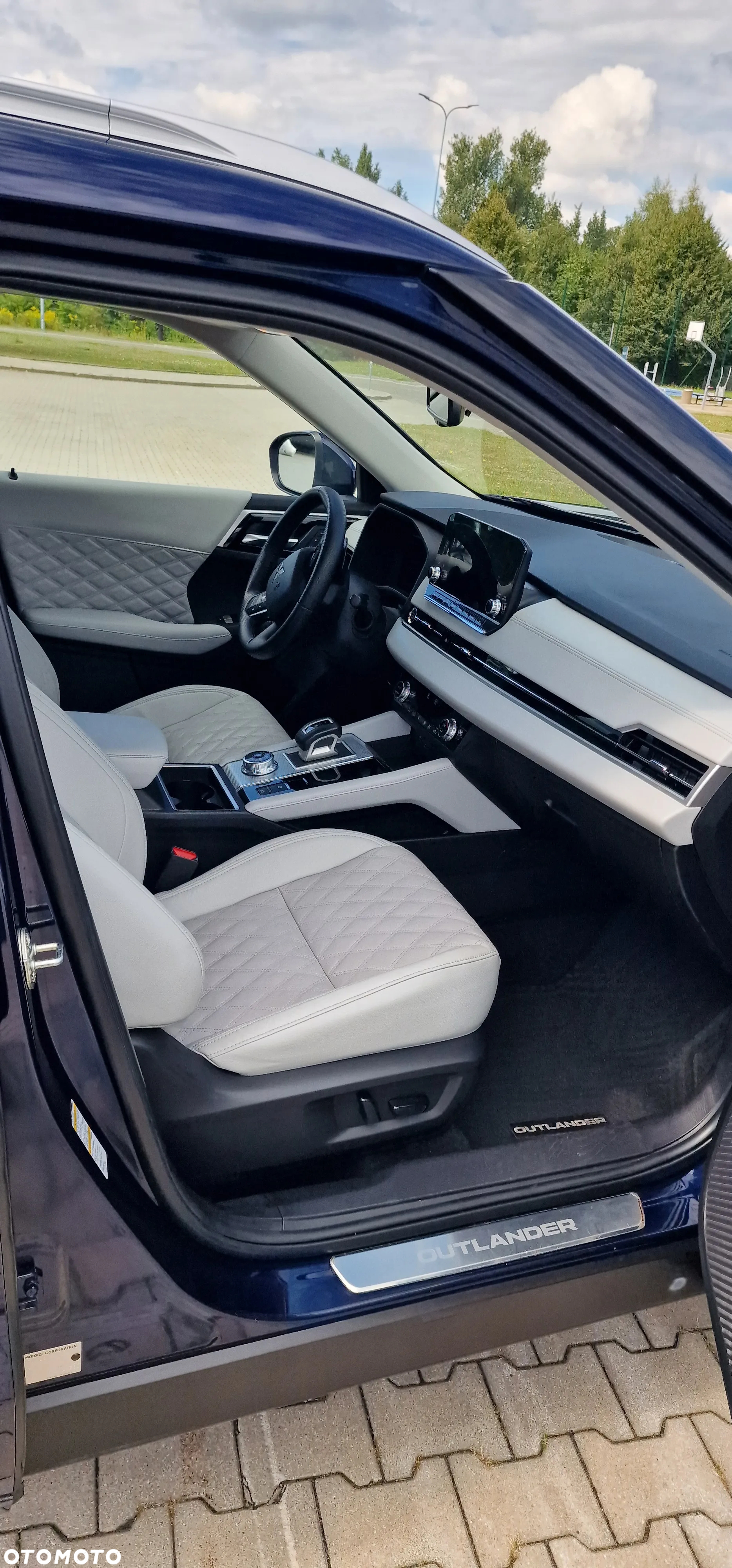 Mitsubishi Outlander - 12