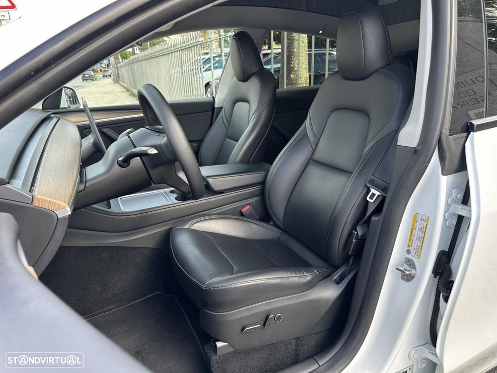 Tesla Model Y - 8