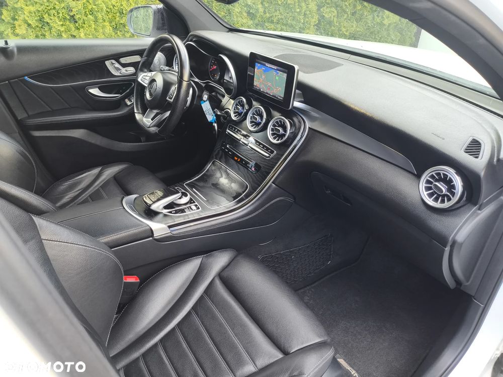 Mercedes-Benz GLC 300 4Matic 9G-TRONIC AMG Line - 23