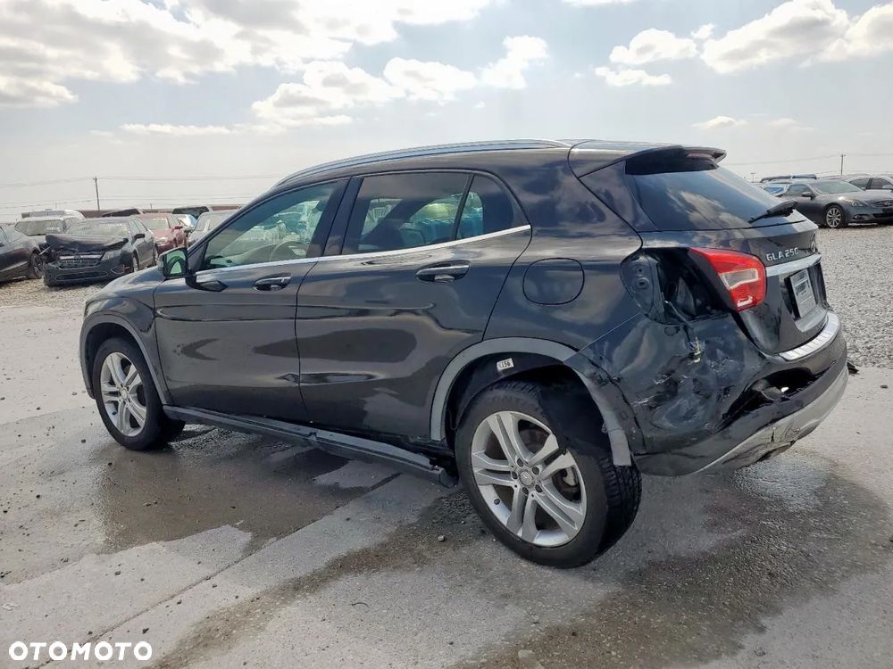 Mercedes-Benz GLA 250 4Matic 7G-DCT - 2