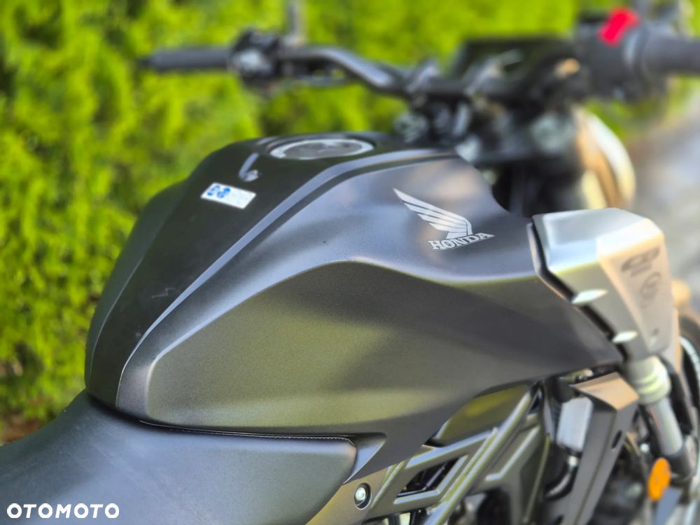 Honda CB - 12