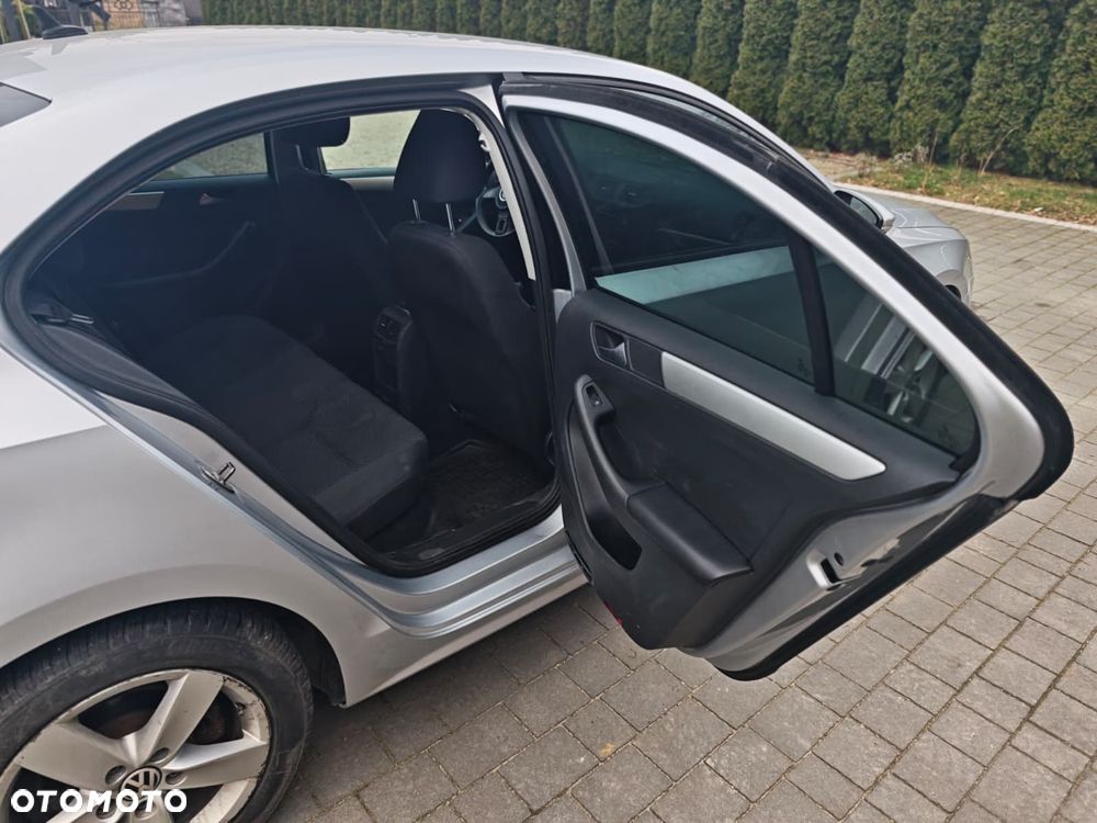 Volkswagen Jetta 1.6 TDI Trendline - 12