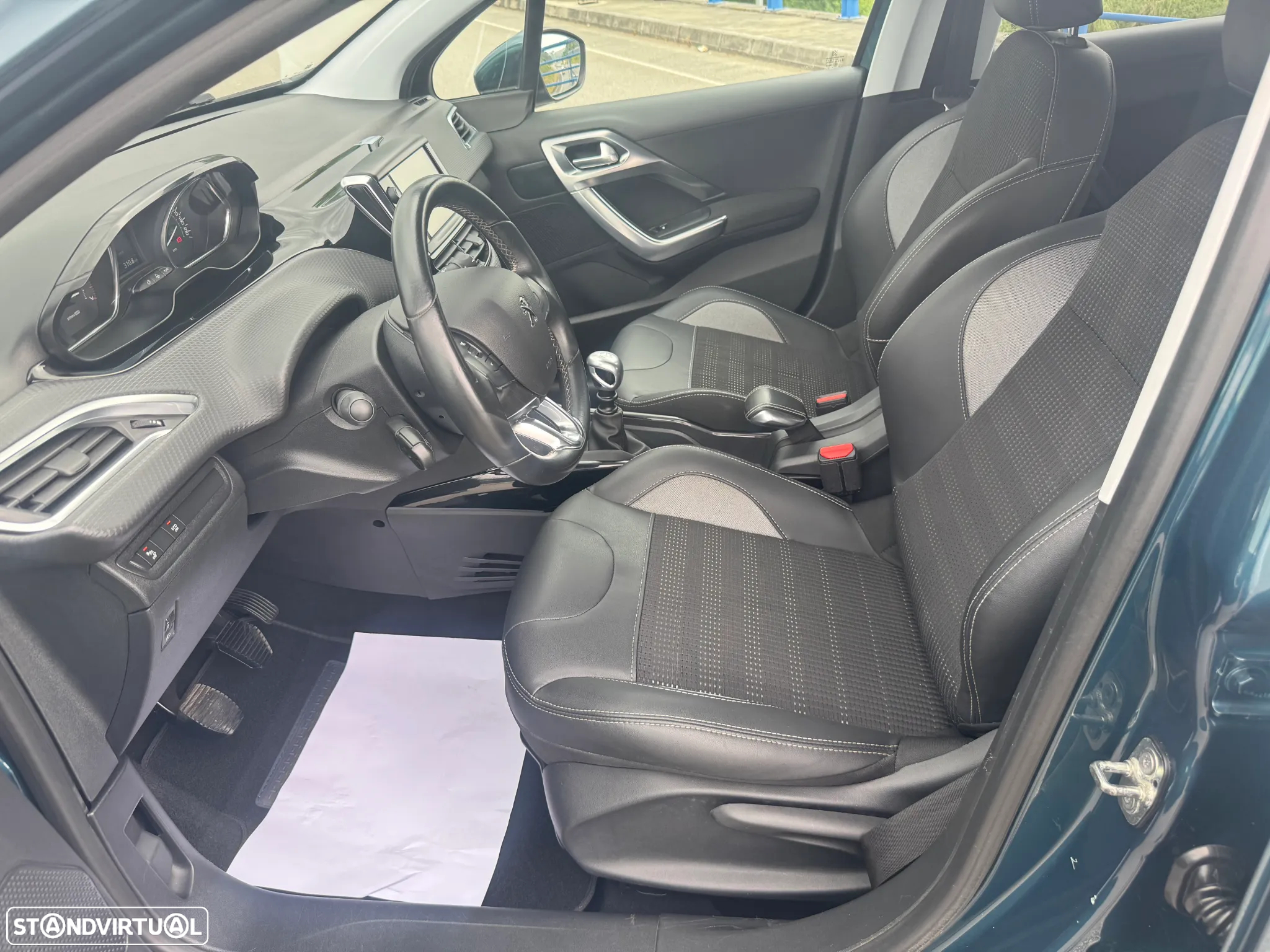 Peugeot 2008 1.2 PureTech Allure - 12