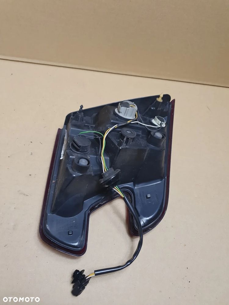 LAMPA PRAWA W KLAPE RENAULT MEGANE III KOMBI - 7