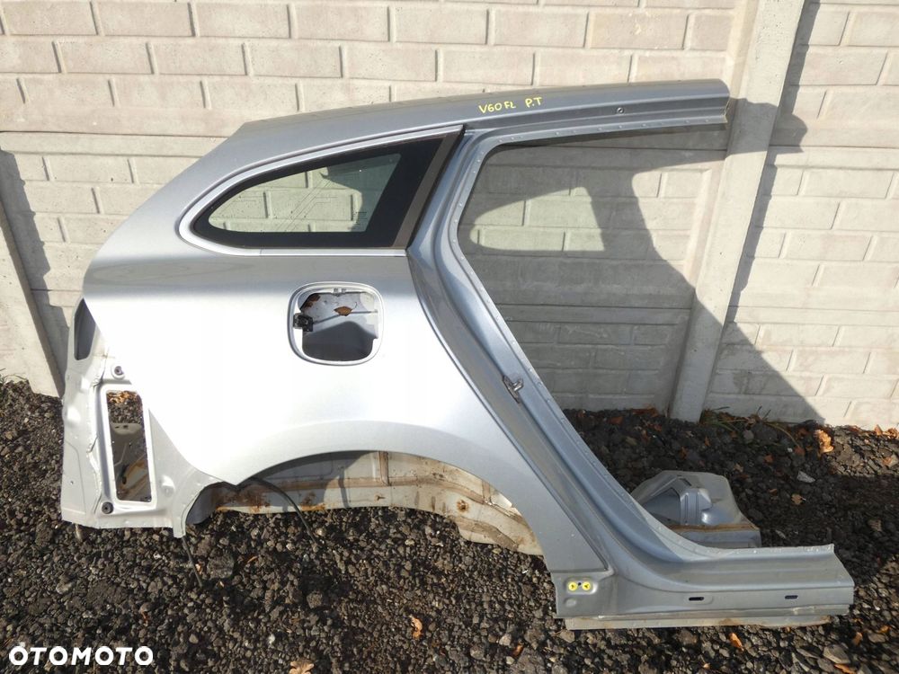 VOLVO V60 ĆWIARTKA BŁOTNIKA PRAWY PRAWA TYŁ TYLNY 477-46