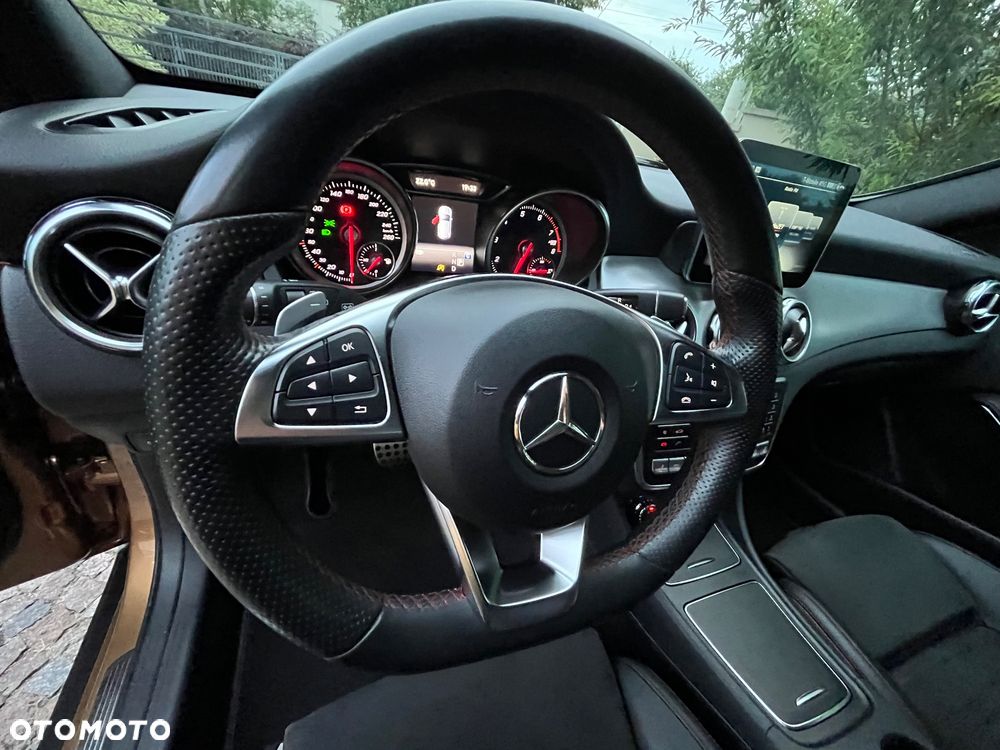 Mercedes-Benz GLA 220 4-Matic AMG Line - 16