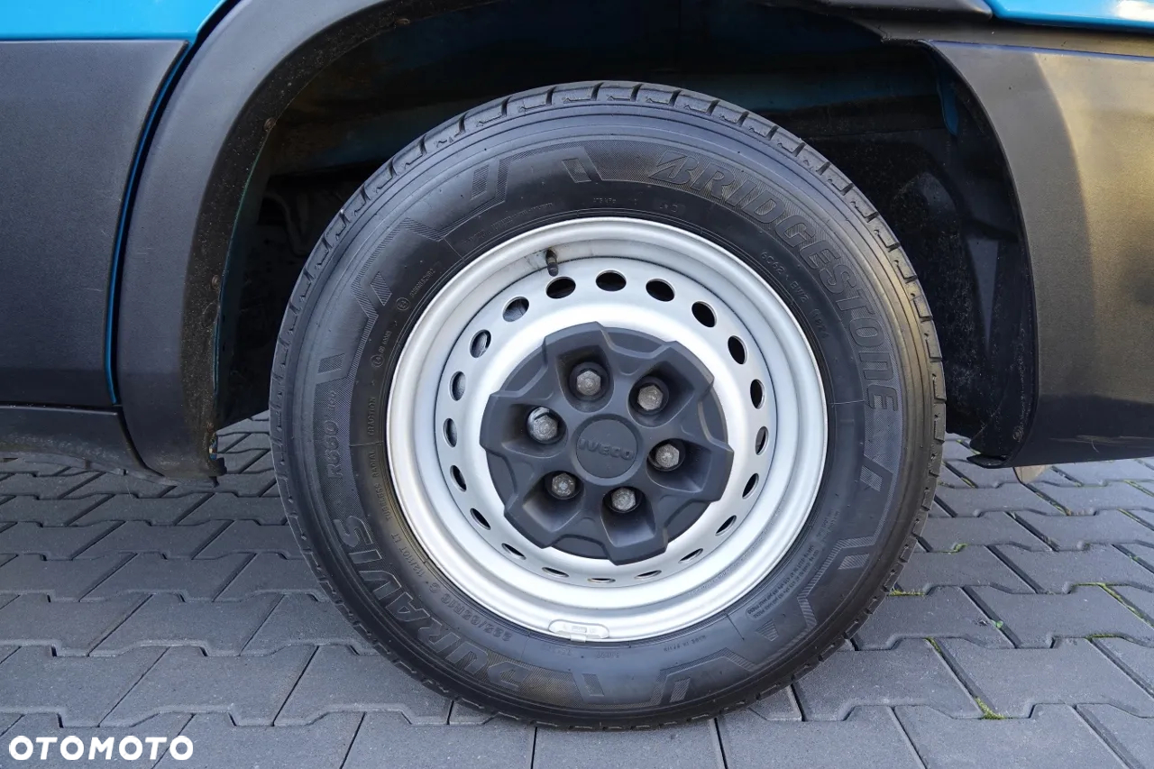 Iveco DAILY 2,3 D / BLASZAK / 2021 ROK / SPROWADZONY / PO KONTRAKCIE SERWISOWYM - 17