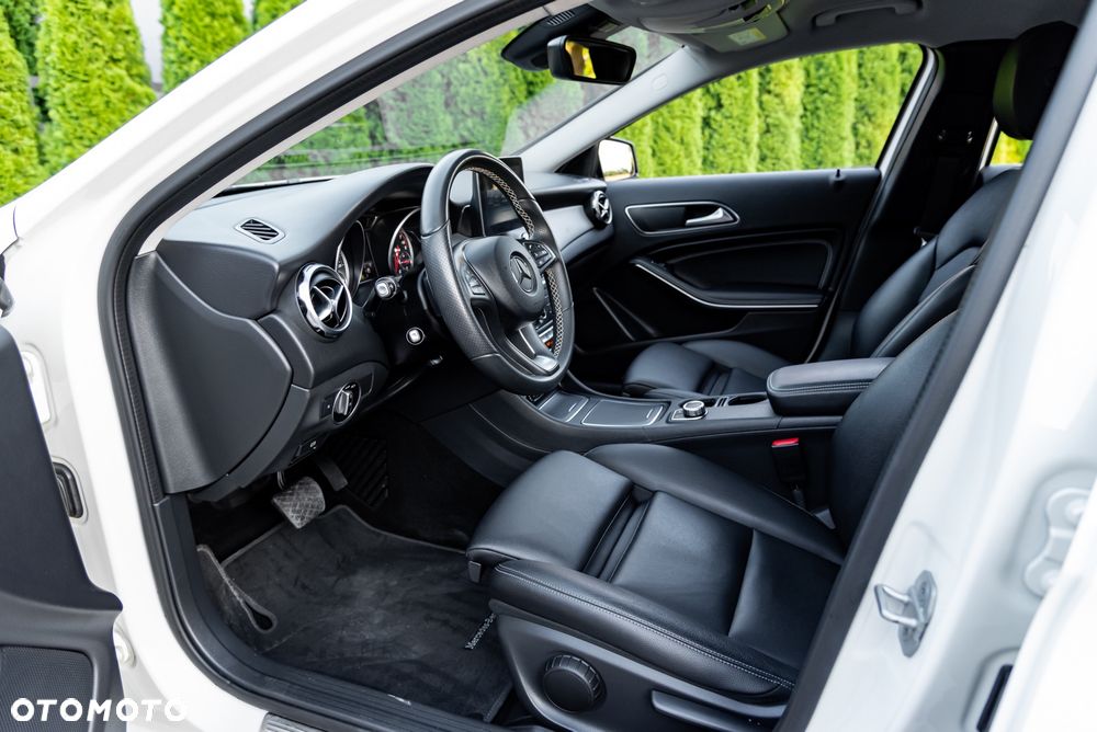 Mercedes-Benz GLA 200 7G-DCT - 17