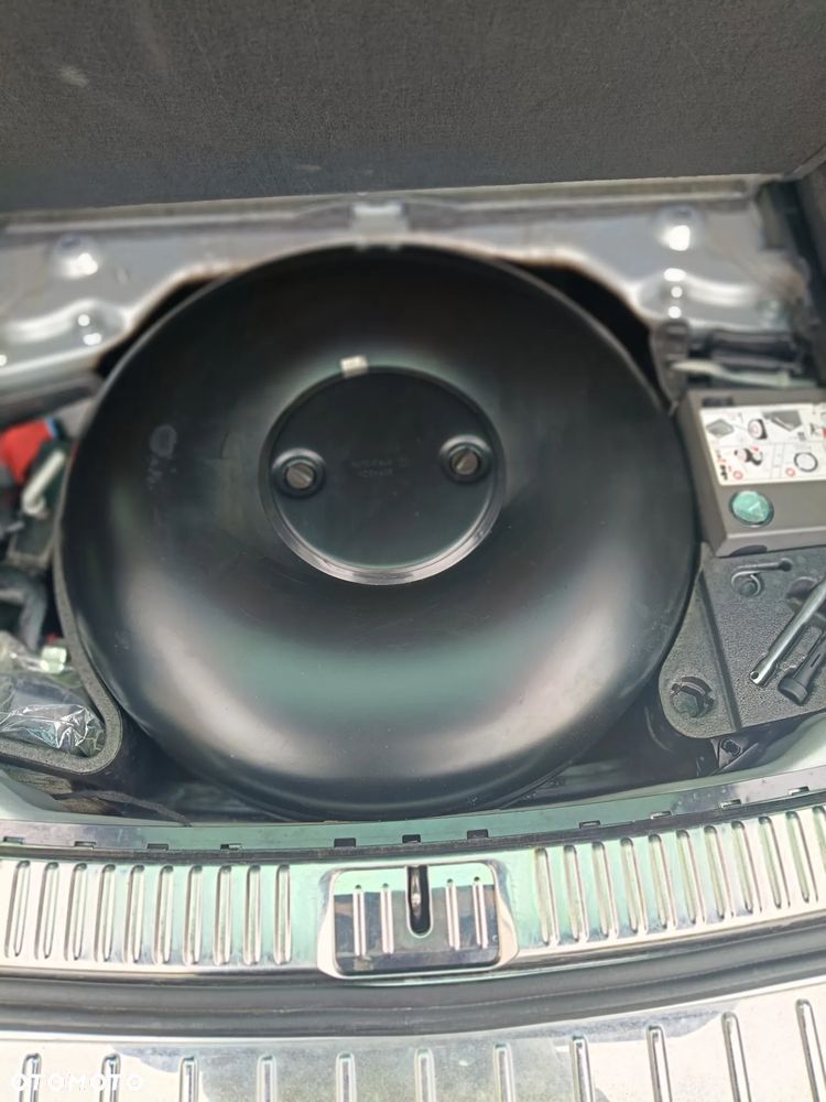 Volkswagen Touareg - 1