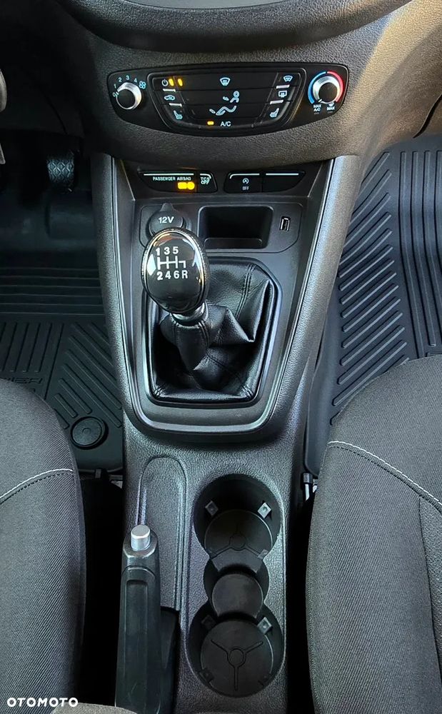 Ford Transit Courier - 26