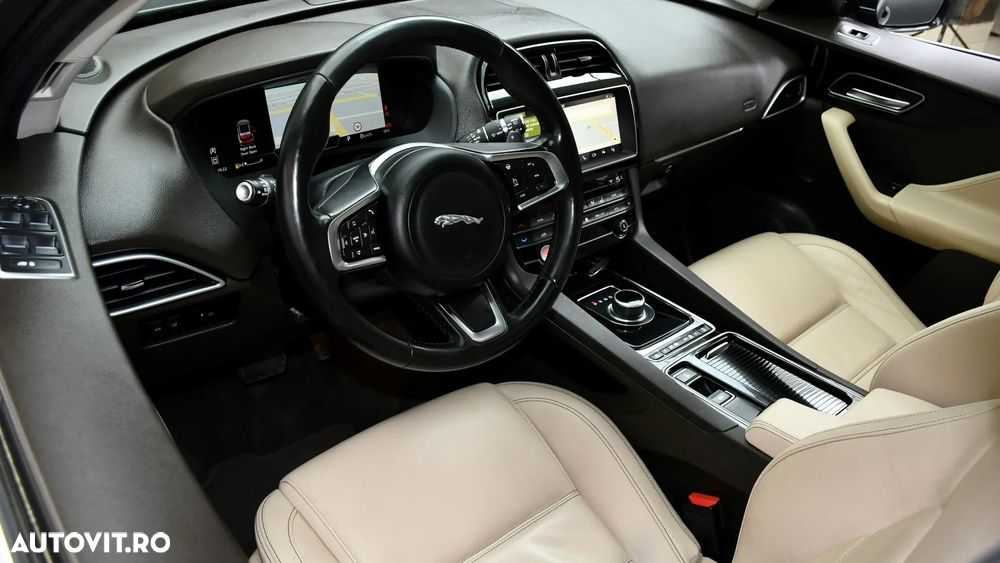 Jaguar F-Pace P250 AWD SE - 12