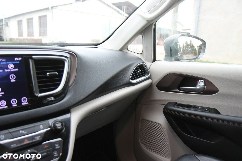 Chrysler Pacifica - 28