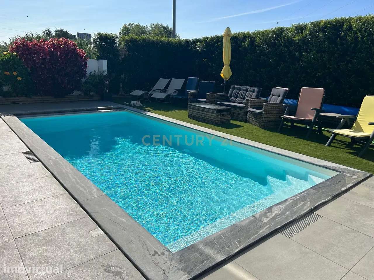 MORADIA ISOLADA na CAPARICA T4 c/ 3 SUITES, PISCINA AQUECIDA e PAINÉIS - Grande imagem: 4/60