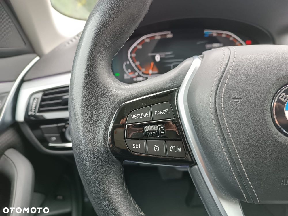 BMW Seria 5 520d MHEV - 16