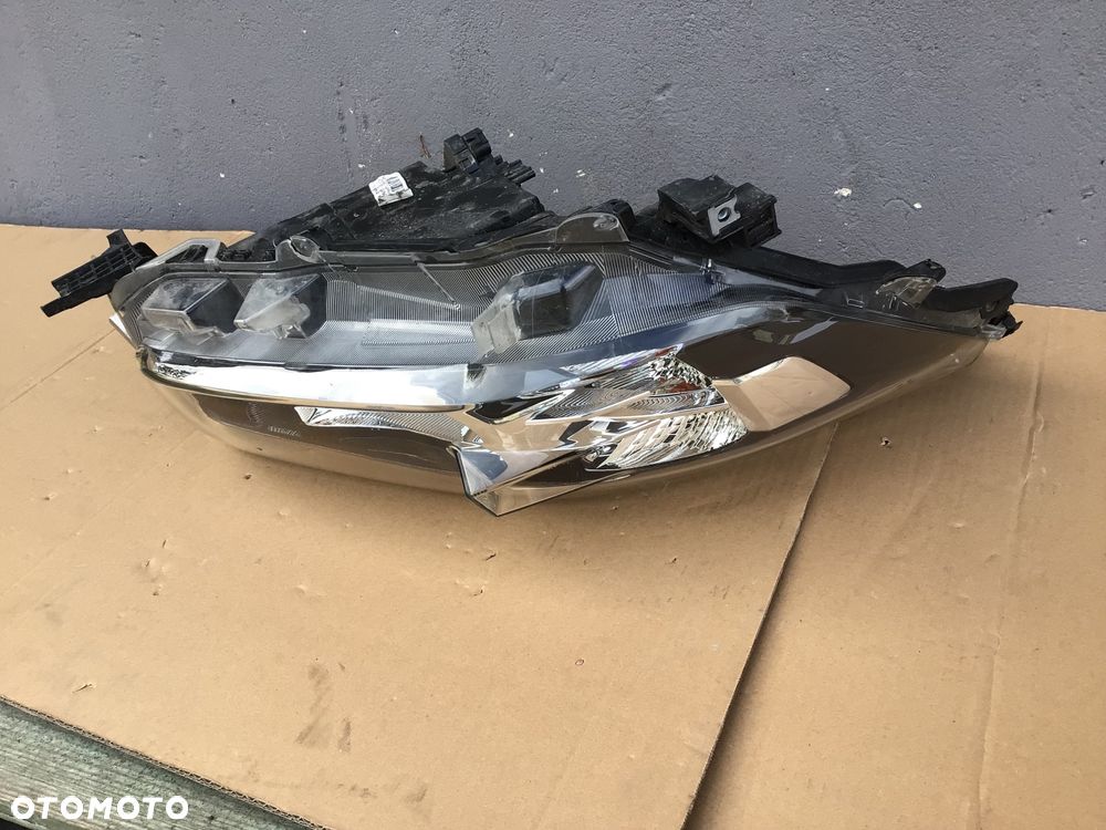 Lampa przednia prawa Toyota Hilux Lift - 7