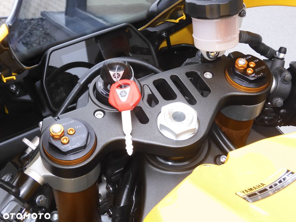 Yamaha R1 - 35