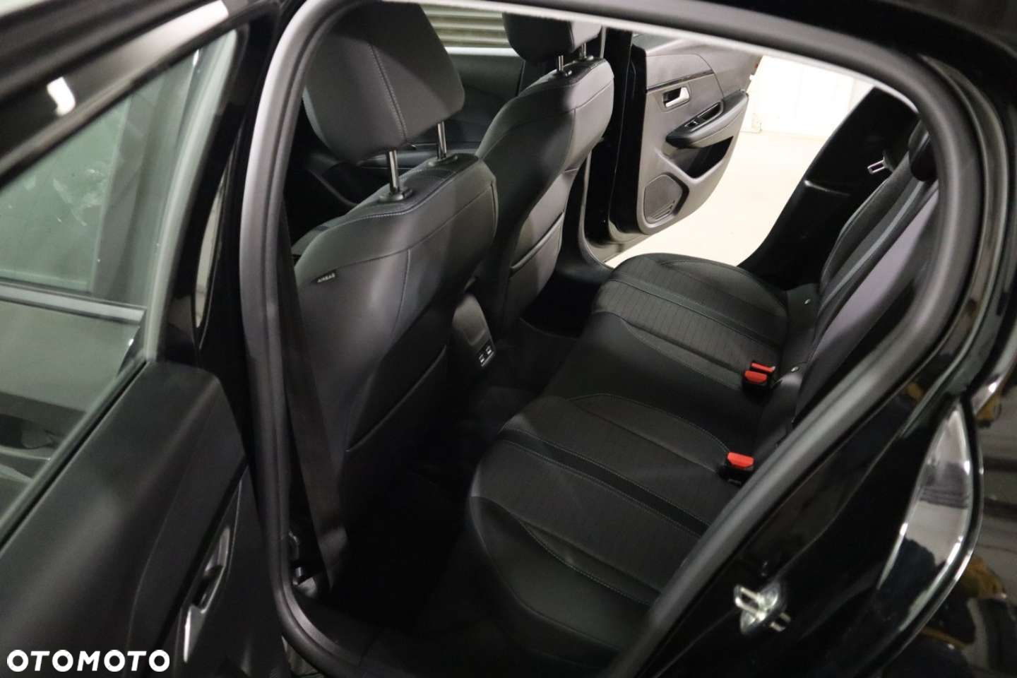 Peugeot 208 e-208 Allure - 32
