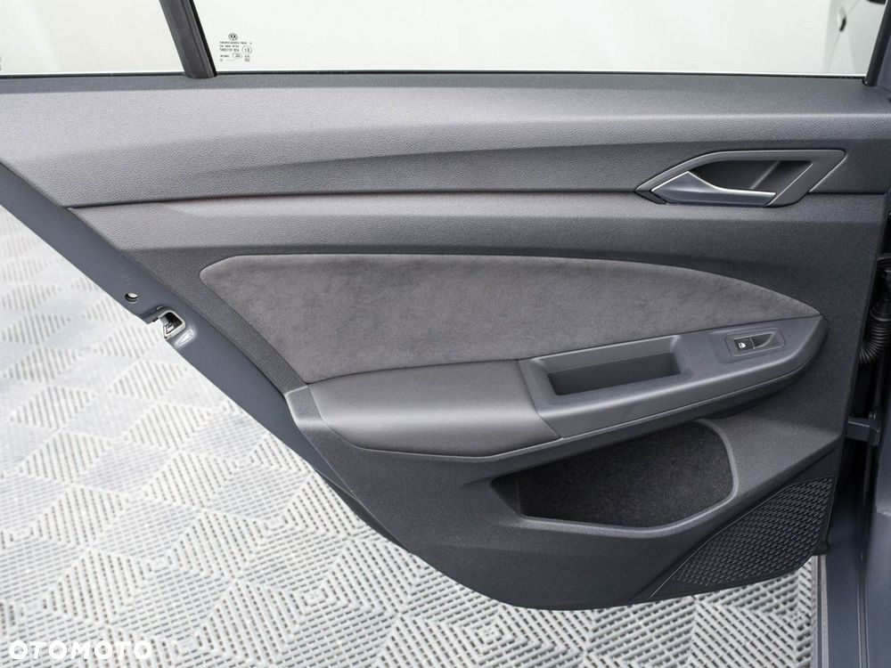 Volkswagen Golf 1.5 eTSI EVO Style DSG - 23