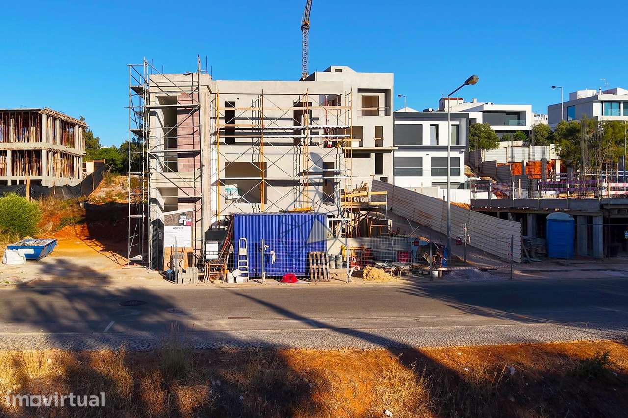 Moradia Nova T3 com Piscina em Estômbar - Lagoa - Grande imagem: 4/47