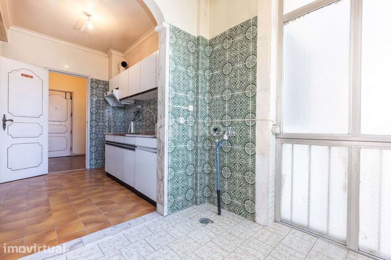 Excelente Apartamento T2 em São Domingos de Benfica em Lisboa - Grande imagem: 3/24