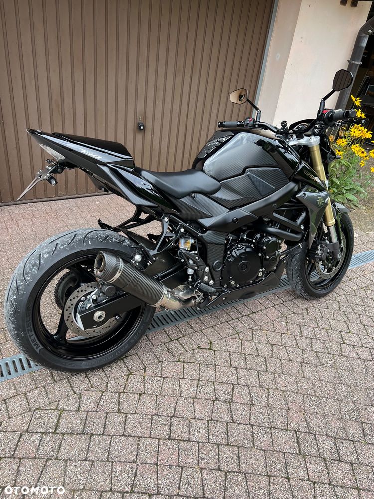 Suzuki GSR - 11