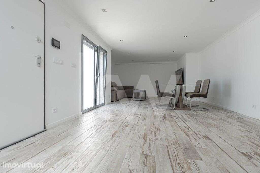 Moradia T5+3 de arquitetura contemporânea renovada num Lote de 650 m2 - Grande imagem: 3/53