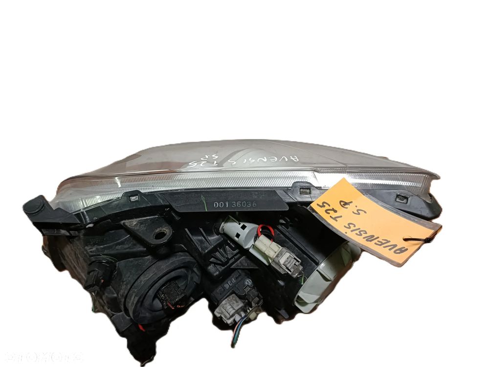 TOYOTA AVENSIS II T25 03-09 LIFT 2007 r. LAMPA PRAWY PRZÓD PP EU - 3