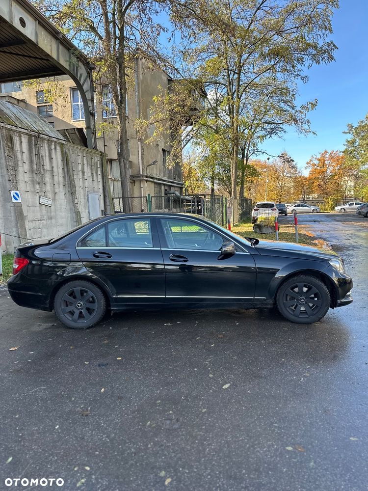 Mercedes-Benz Klasa C 200 CGI BlueEFFICIENCY Avantgarde - 4