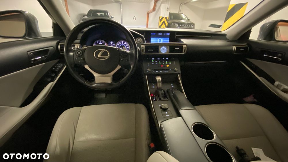 Lexus IS 200t Prestige - 12