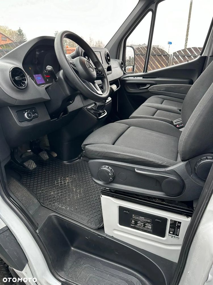 Mercedes-Benz Sprinter - 12