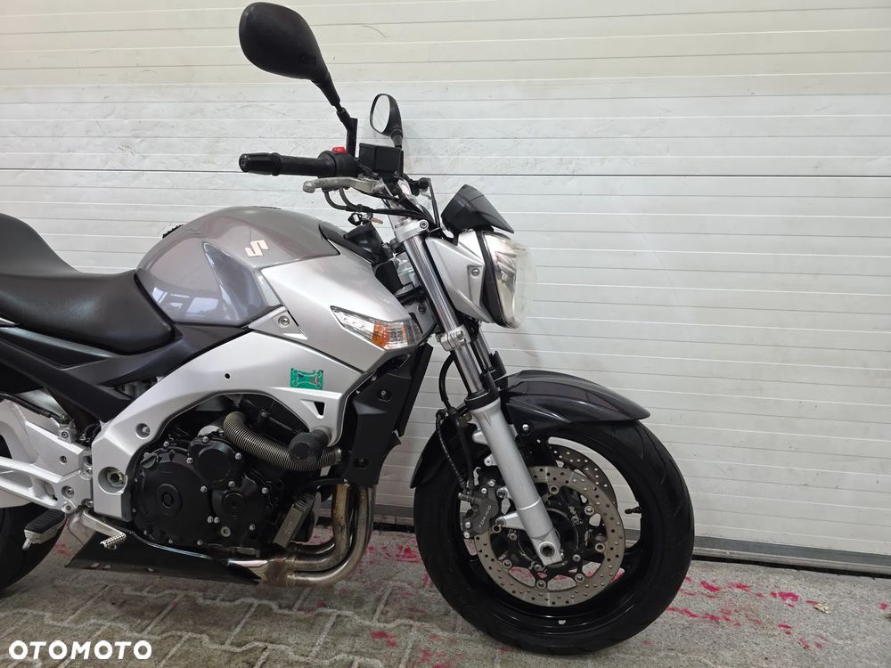 Suzuki GSR - 10