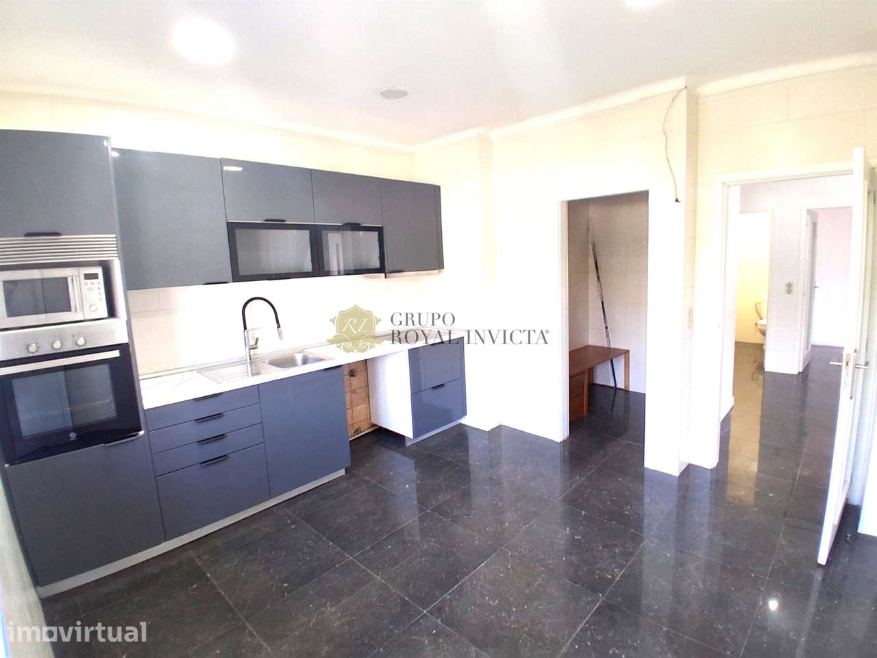 Apartamento T3 Renovado com 3 Frentes, Varandas e Lugar de Garagem – F - Grande imagem: 4/28