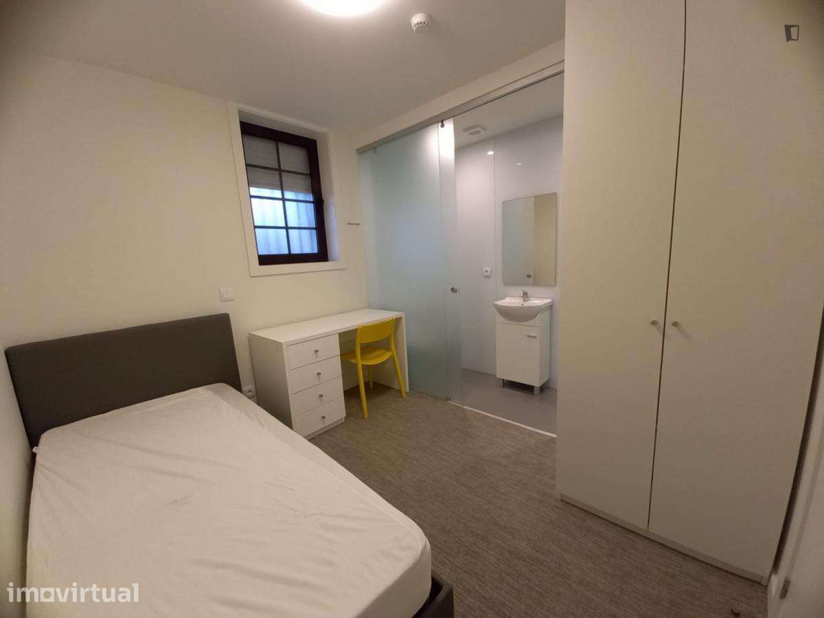 Quarto - localizado em Paranhos Porto - Grande imagem: 2/16